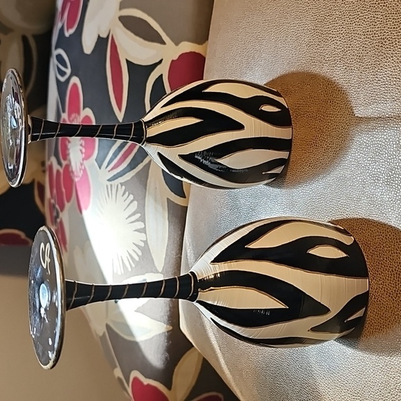 Hand-painted Zebra Print Wine Glass Set (Decor, not for use) - Picture 3 of 4